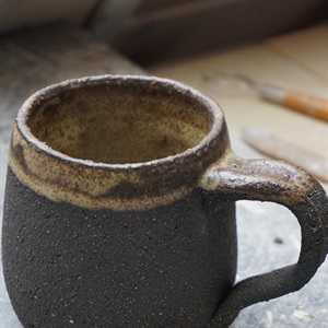 Botz Stentøjglasur til keramik, Creme. På sort ler