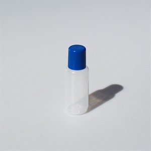 Plastflaske med farvet låg